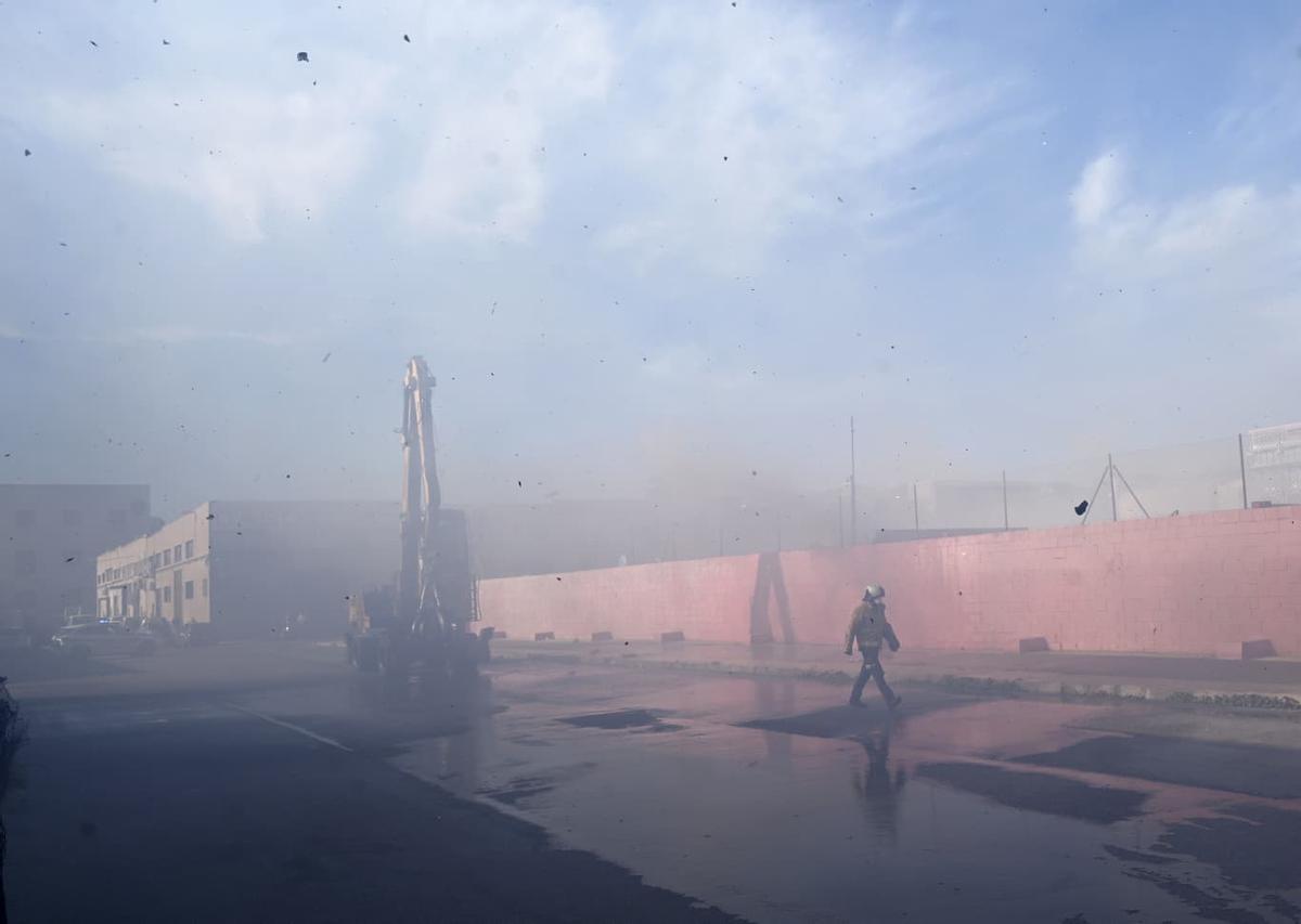Alarma en Elche por el humo del incendio en una nave de reciclaje ubicada en Carrús