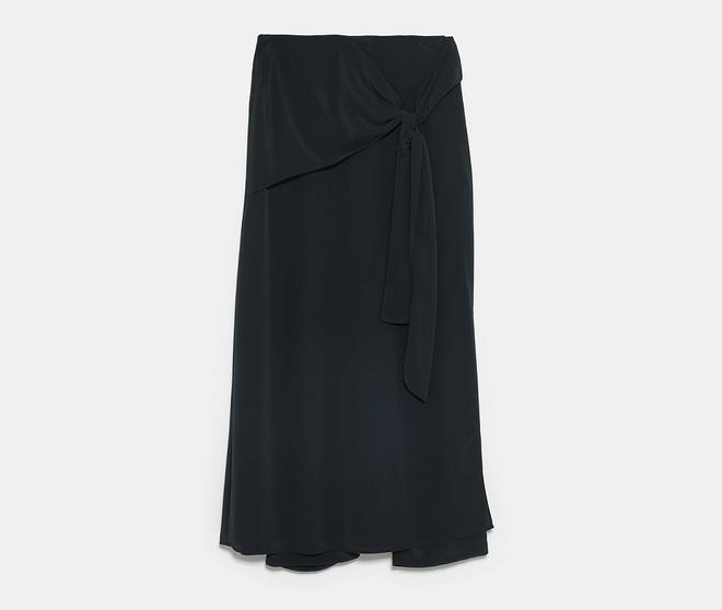 Falda-pantalón con nudo en negro, de Zara