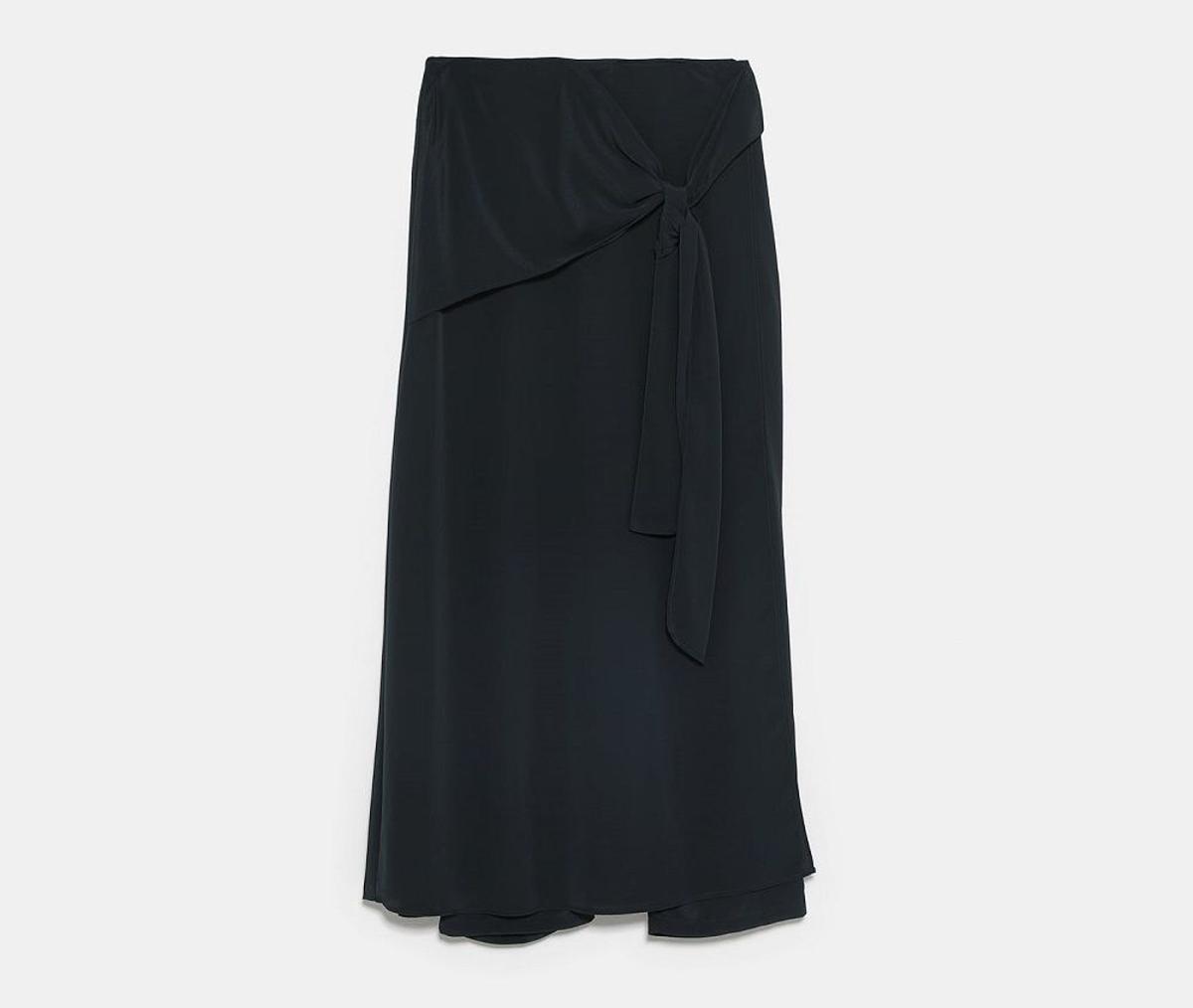 Falda-pantalón con nudo en negro, de Zara