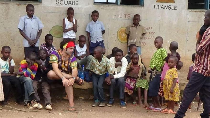 Emilio Puime, con un grupo de niños urangeses, durante su estancia en el país el verano pasado.