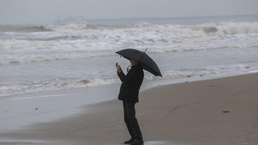 Temporal de lluvia: las mejores imágenes del paseo marítimo de València cubierto de arena