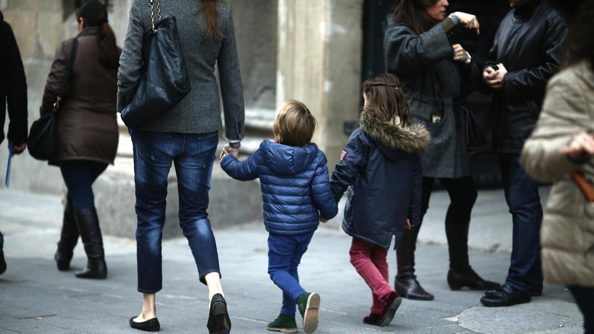 Archivo - Imagen de recurso de una madre de paseo con sus hijos.