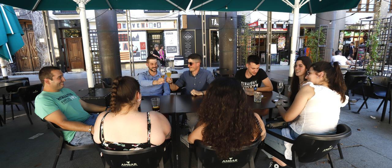 Varias personas toman algo en la plaza del Pilar, hace unas semanas.