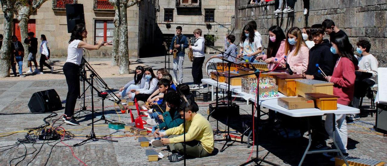 Almudena Vidal dirige un grupo con instrumentos de viento y percusión.  | // IÑAKI ABELLA