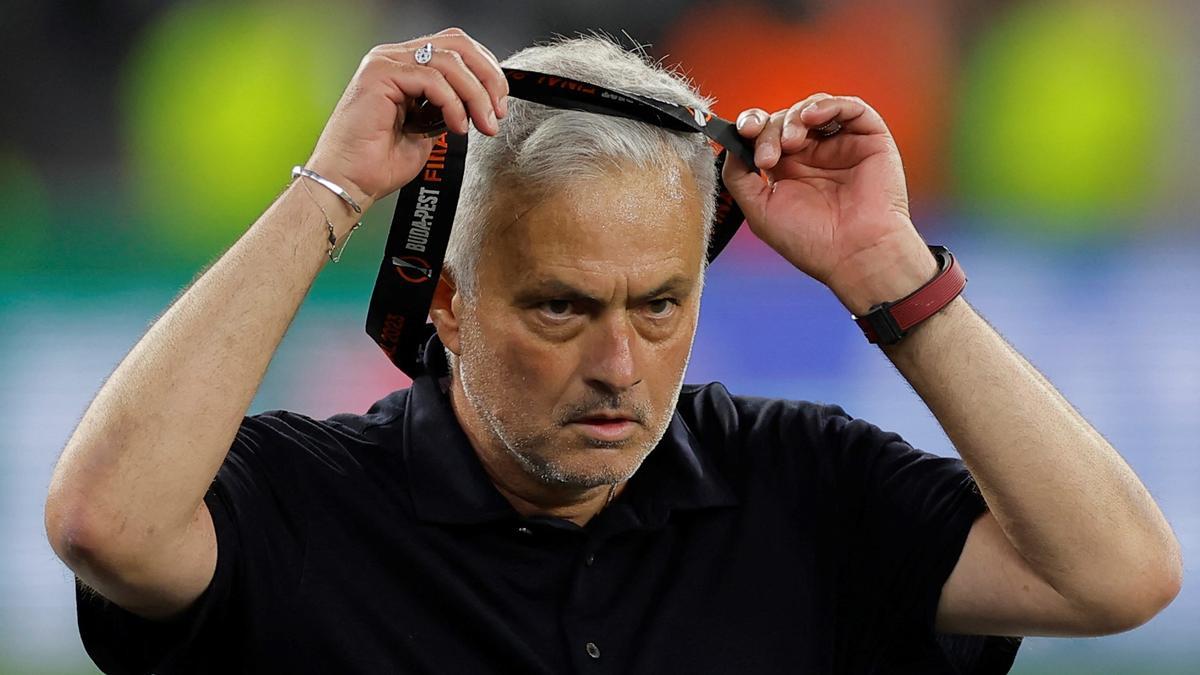 Mourinho va insultar els àrbitres al pàrquing després de perdre la final amb el Sevilla