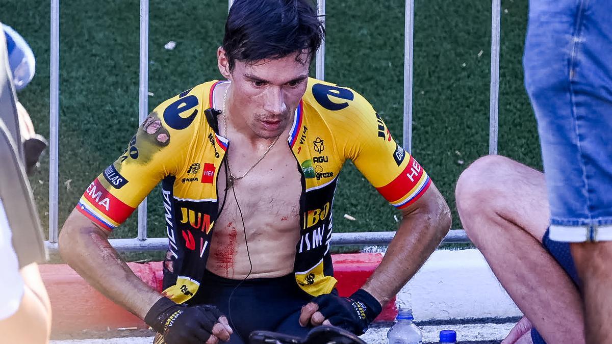 El ciclista esloveno Primoz Roglic de Jumbo-Visma después de la caída en la línea de meta de Tomares