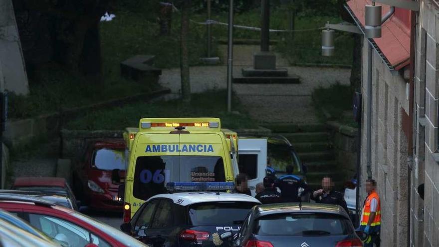 Efectivos del 061 y Policía Local acordonan la zona en la que falleció el varón, ayer, en Vigo. // Nick