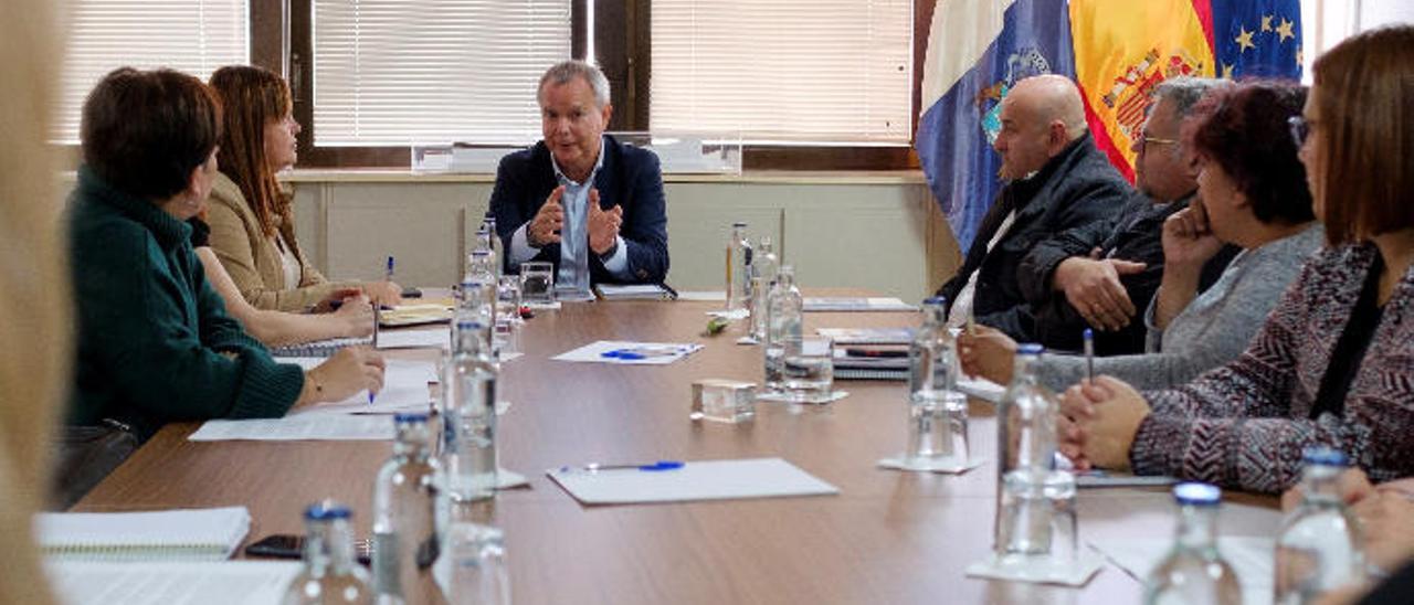 Sebastián Franquis ayer en una reunión con colectivos de Las Palmas.