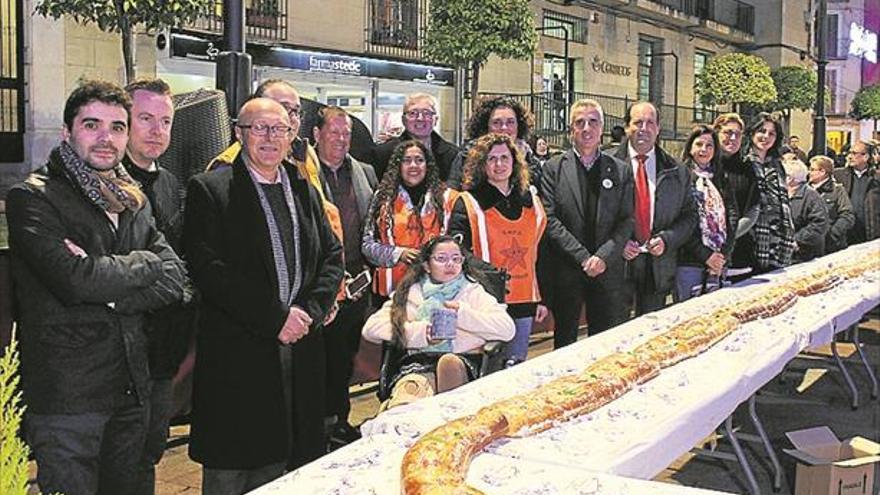 Un roscón de reyes gigante y solidario para auyudar a Julie