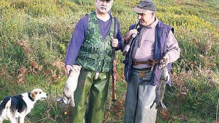 Dos cazadores, con conejos abatidos en la zona de Ouzande (A Estrada).
