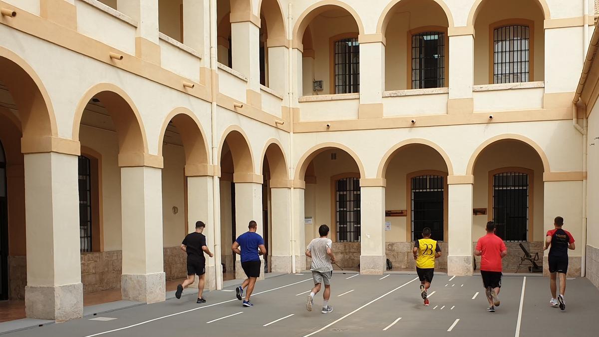 Pruebas de aptitud física para futuros reclutas, con marcas mínimas, en el centro de València.