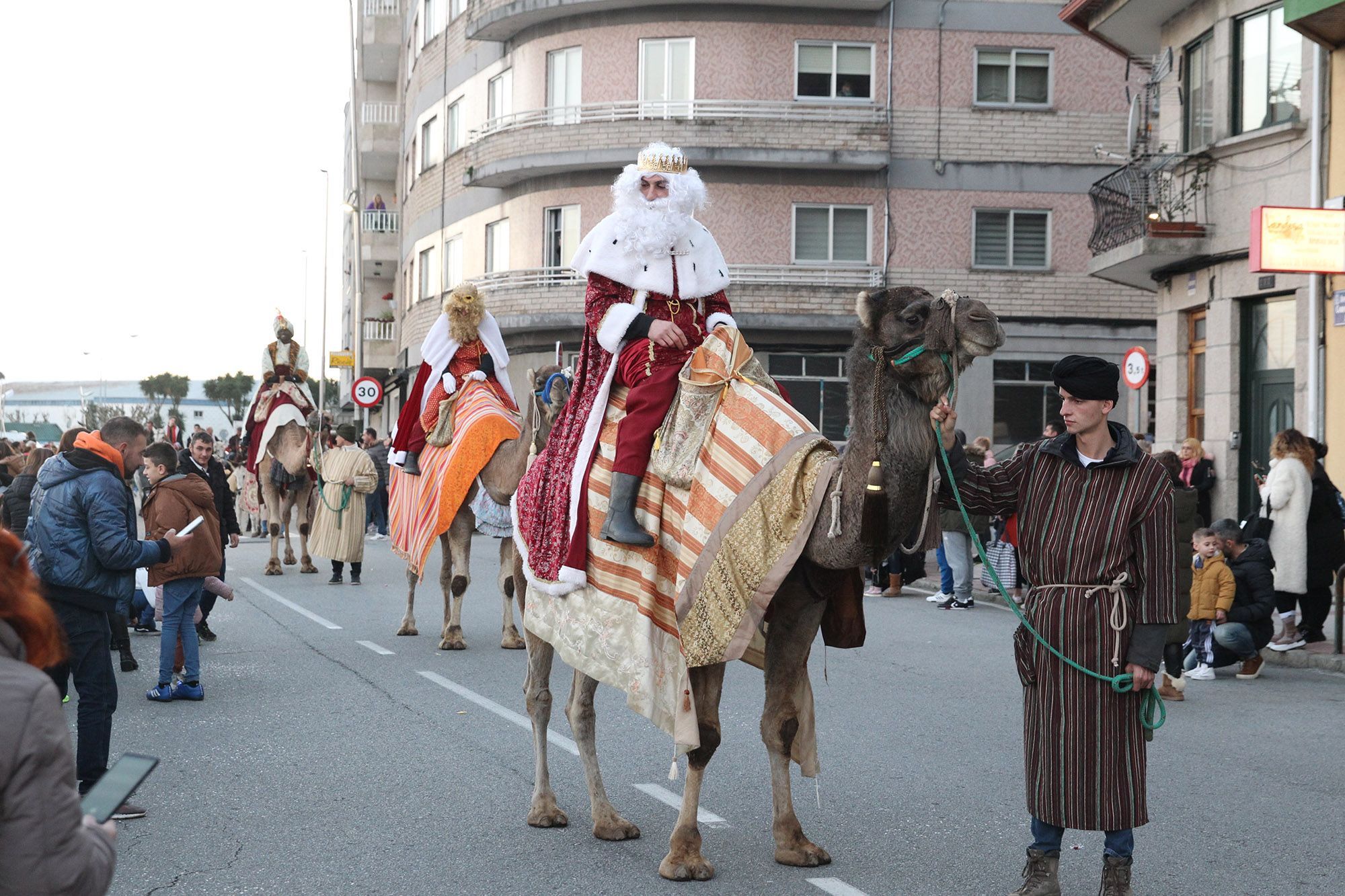 Los Reyes Magos llenaron Moaña, Cangas y Bueu de ilusión