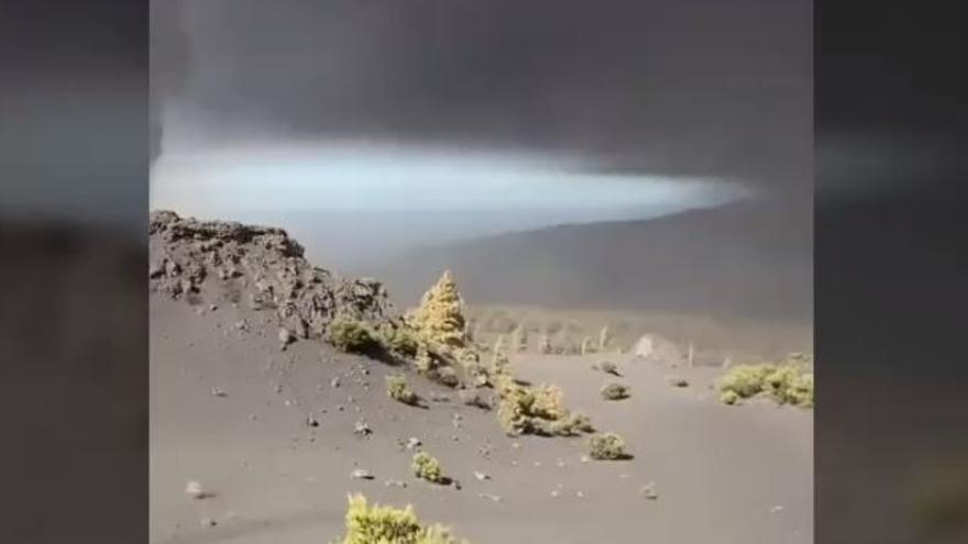 Cenizas y dióxido de azufre emitidos por el volcán de La Palma