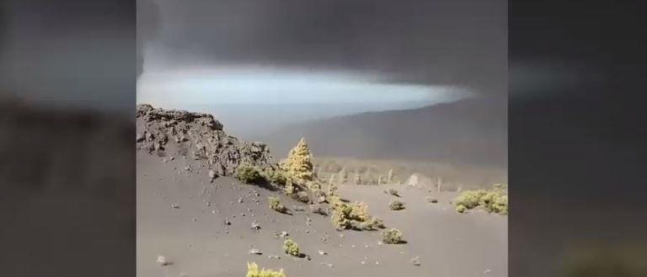 Cenizas y dióxido de azufre emitidos por el volcán de La Palma (2 de noviembre)