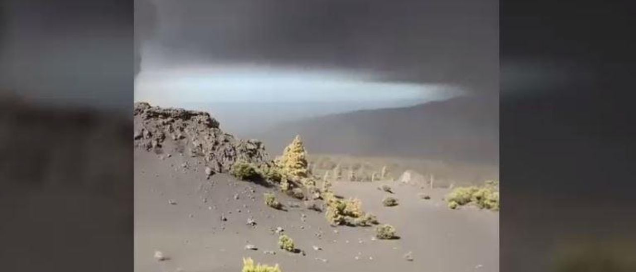 Cenizas y dióxido de azufre emitidos por el volcán de La Palma