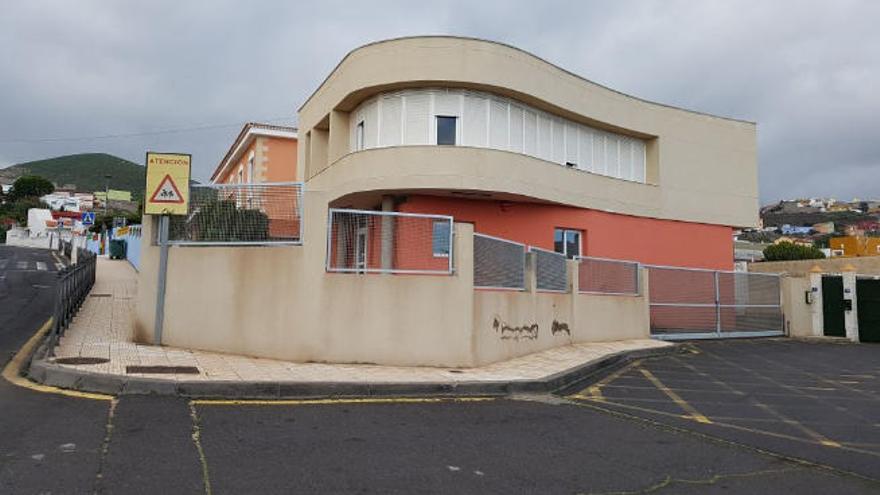 El edificio en el que está previsto que se instale la Guardia Civil en Radazul.