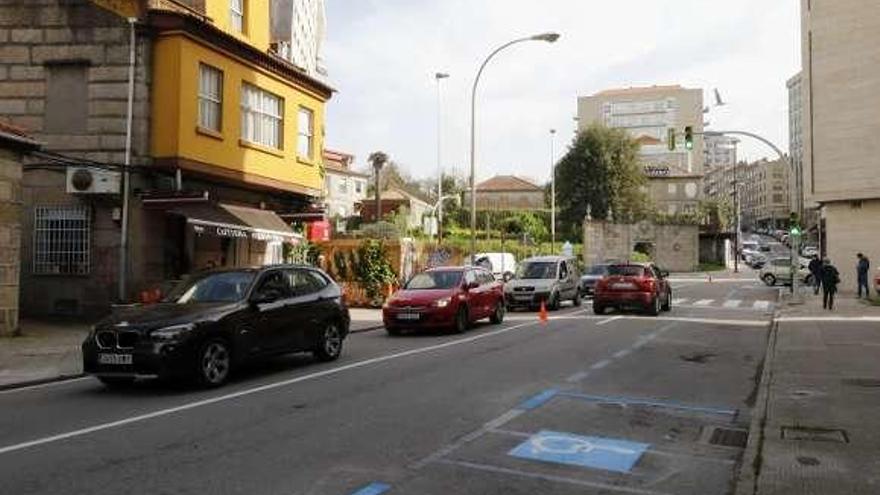 Coches circulando en doble sentido en la calle Puerto Rico. // A. Villar