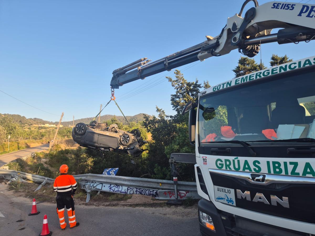 Un coche se sale de la vía en la carretera de Comte en Ibiza