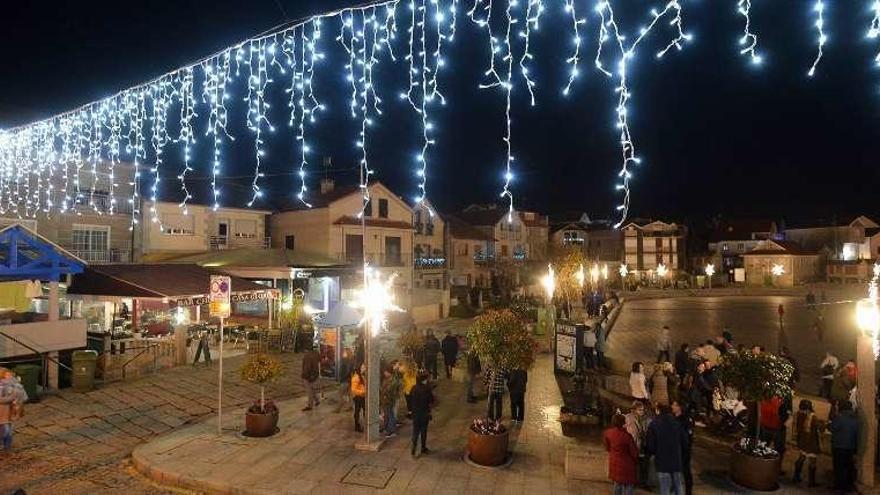 Decorado navideño en la Praza da Chousa. // G.S.