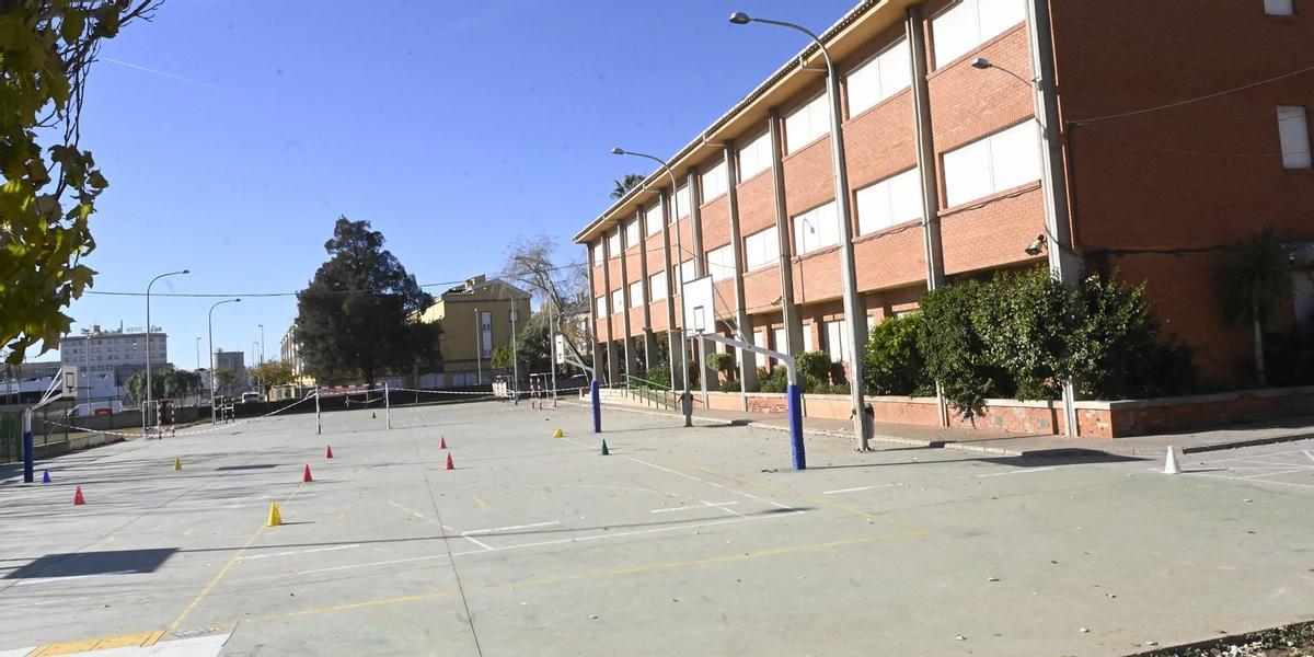 Imagen del colegio y del patio al que acude a diario Noah, el menor con discapacidad para el que la justicia ha ordenado a la Conselleria de Rducación que le asigne el profesor de apoyo que vienen reclamando los padres.