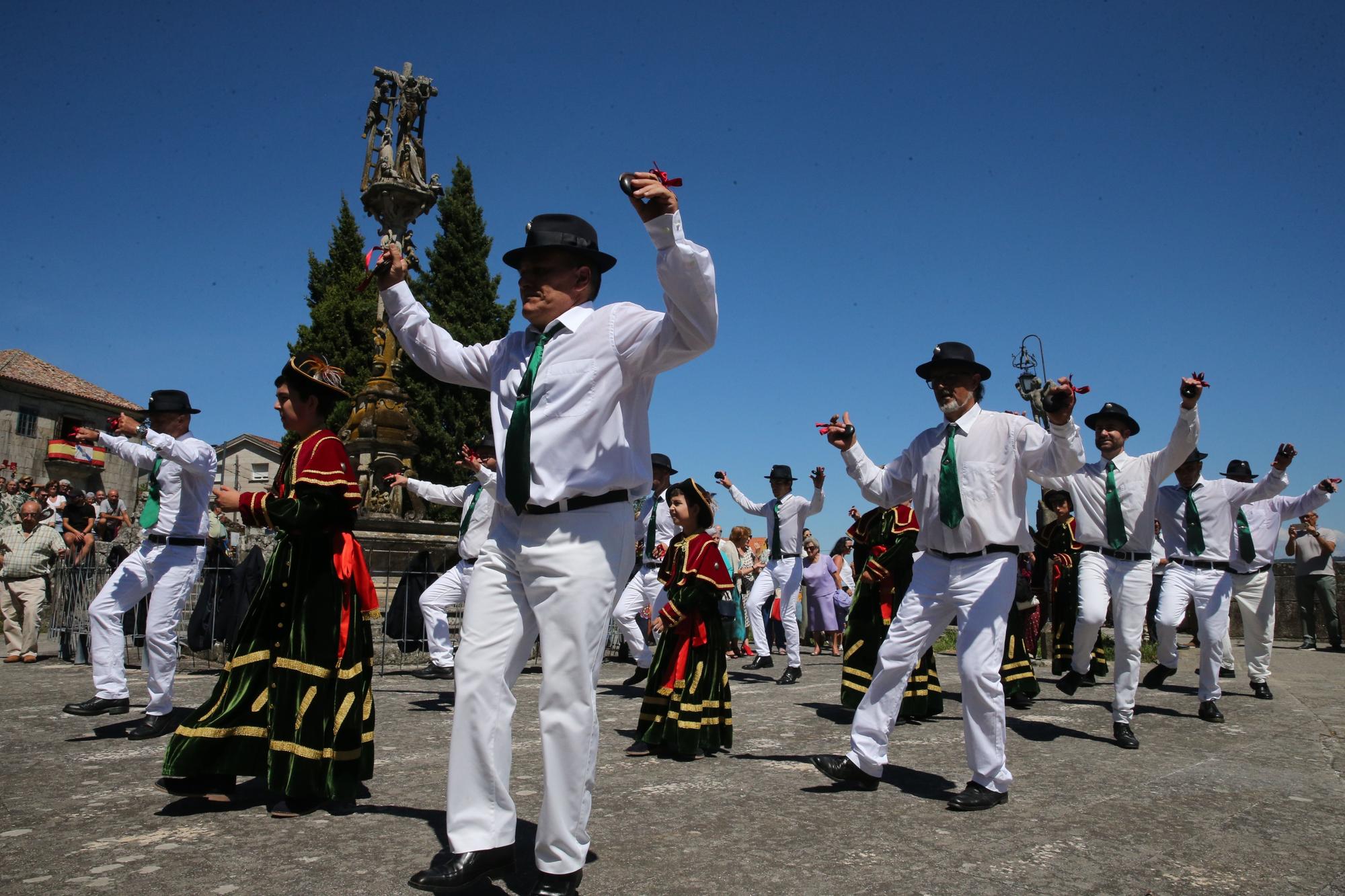 La procesión y la danza de San Roque de O Hío en imágenes (II)