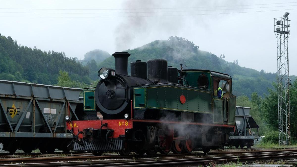 La locomotora VA8, recientemente restaurada, y que se quiere lidere el convoy del tren histórico.