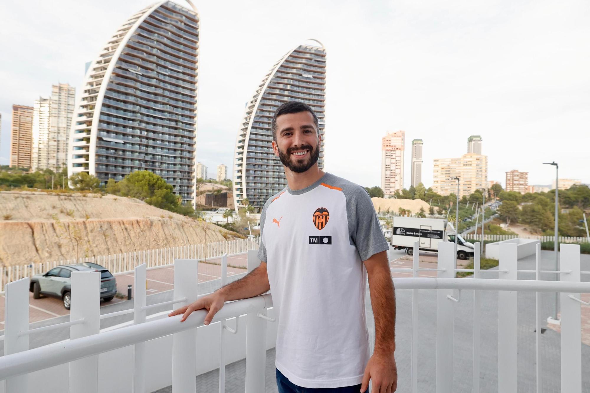 Los jugadores del Valencia CF José Luis Gayà y Giorgi Mamardashvili en un Meet&Greet en Benidorm