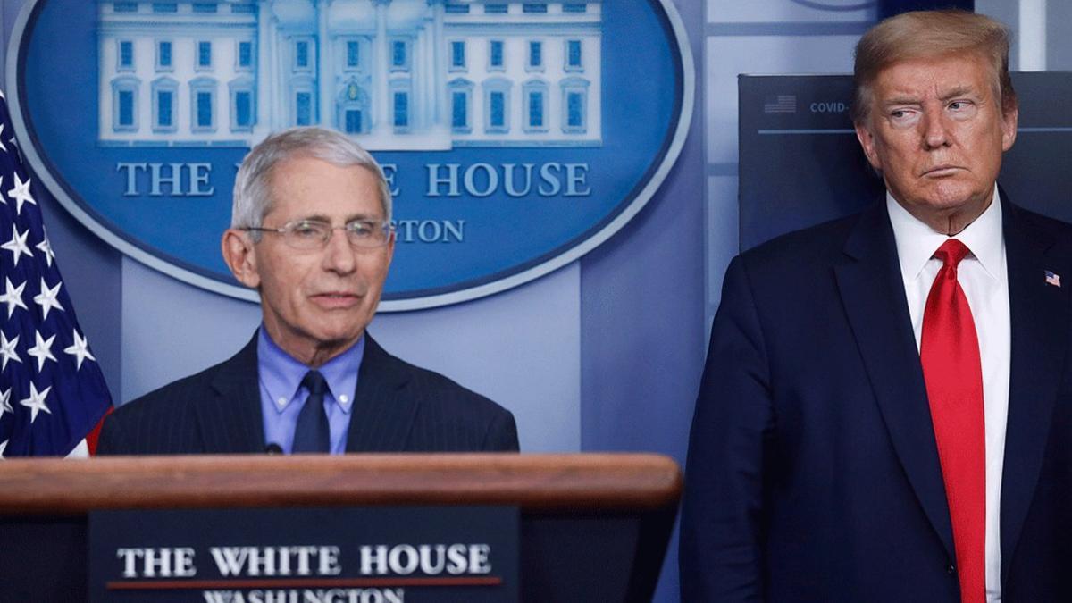 El presidente de EEUU, Donald Trump, observa a Anthony Fauci, director del Instituto Nacional de Alergias y Enfermedades Infecciosas, durante una rueda de prensa en la Casa Blanca, el 17 de abril