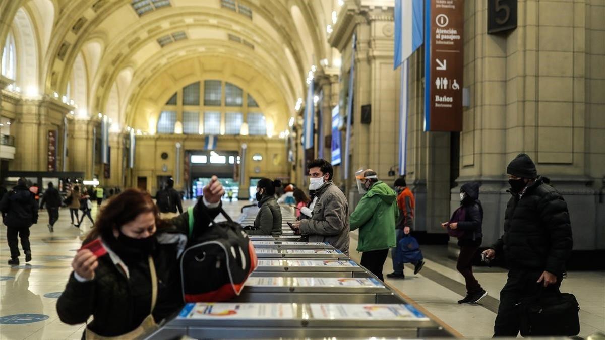 Viajeros en la Estación de Constitución en Buenos Aires.