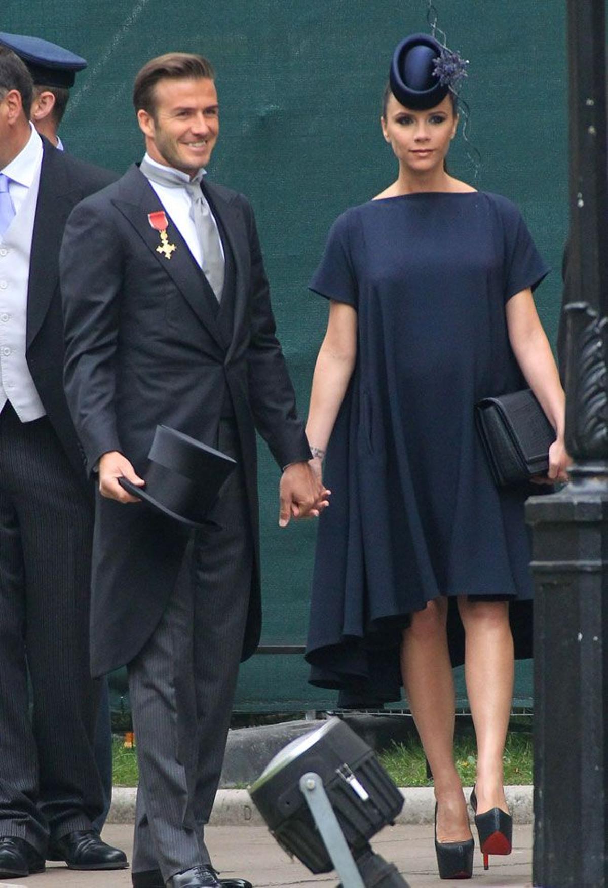 Un total look azul noche, la elección de Victoria Beckahm para la boda del príncipe Guillermo y Kate Middleton