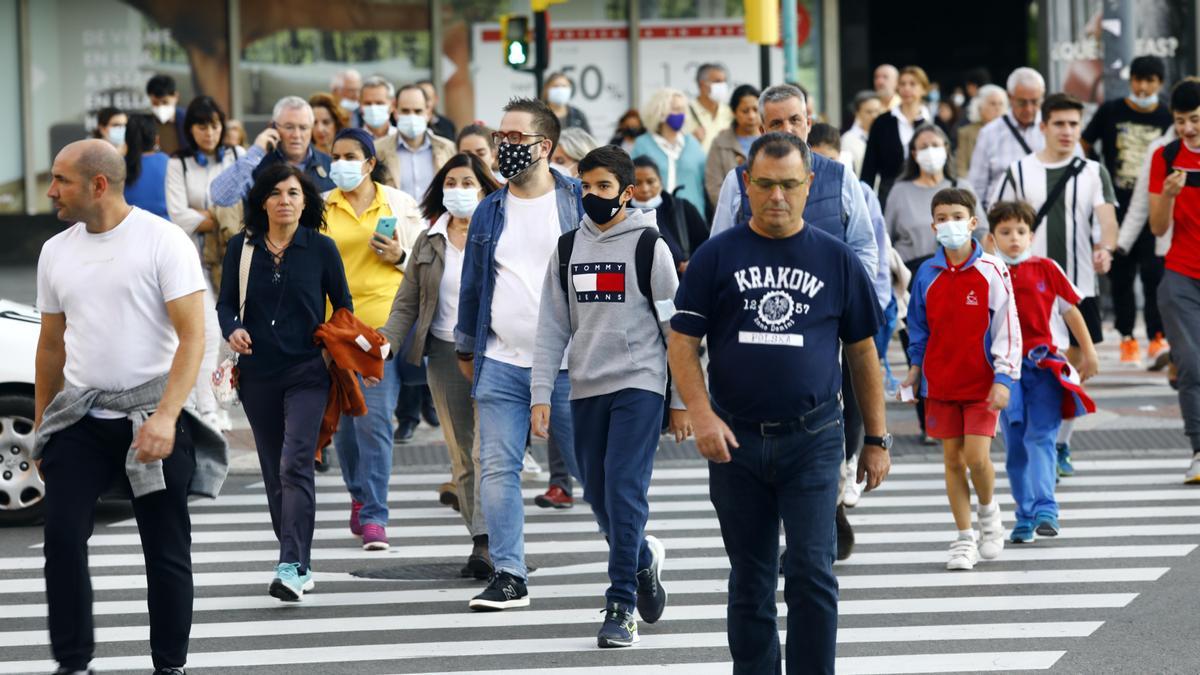 Decenas de personas pasean, este miércoles, por la capital aragonesa.