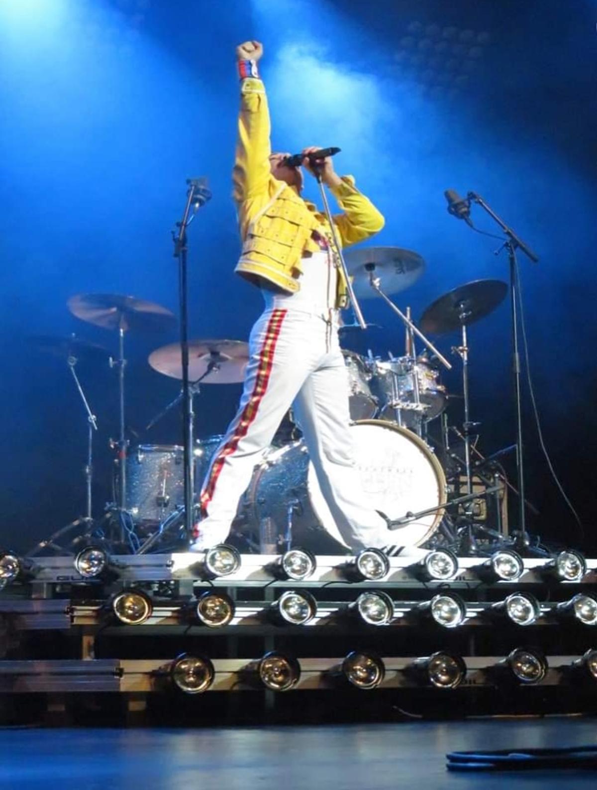 Parece Freddie Mercury, pero es Venery en concierto.