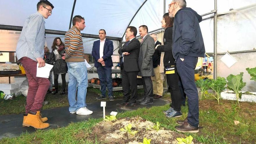 Visita de las autoridades al invernadero del colegio Juan Luis Iglesias Prada.