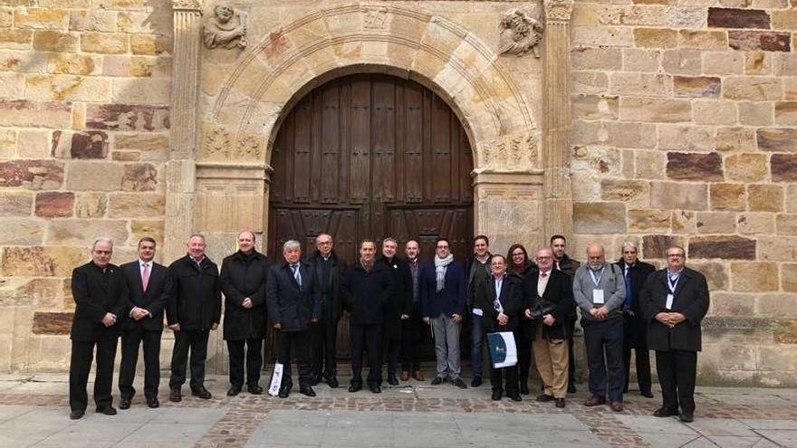 manuel Gil (quinto izda.), con otros representantes en el congreso en Zamora. // Fdv