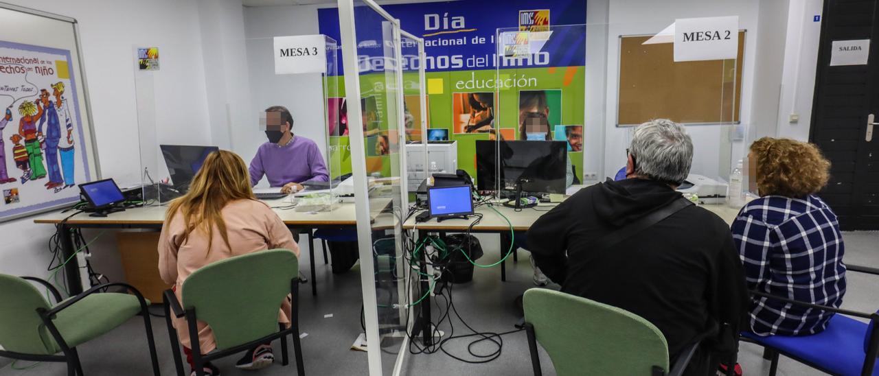 Usuarios recibiendo atención en la oficina de Servicios Sociales de Badajoz.