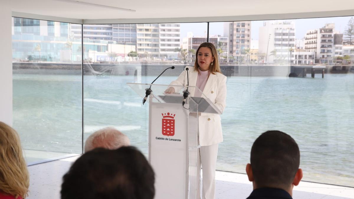 MarÍa Dolores Corujo, durante la rueda de prensa en el Islote de la Fermina para anunciar que el Consejo de Gobierno Insular comienza el trámite para declarar a Lanzarote isla turística saturada.