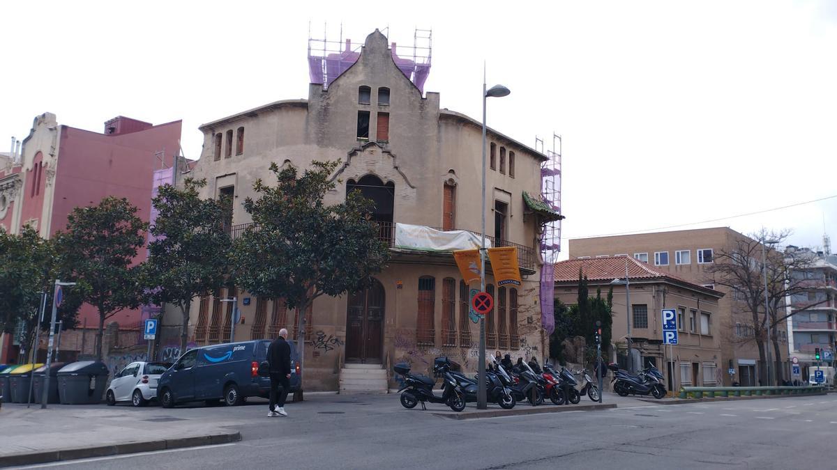 Obras en la casa Pere Busquets de Badalona, futura sede corporativa de Audax