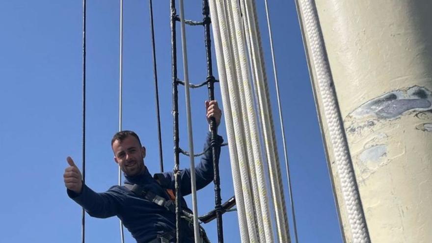 Jerónimo Costa Andreu en la embarcación en la que hizo sus prácticas durante más de tres meses.