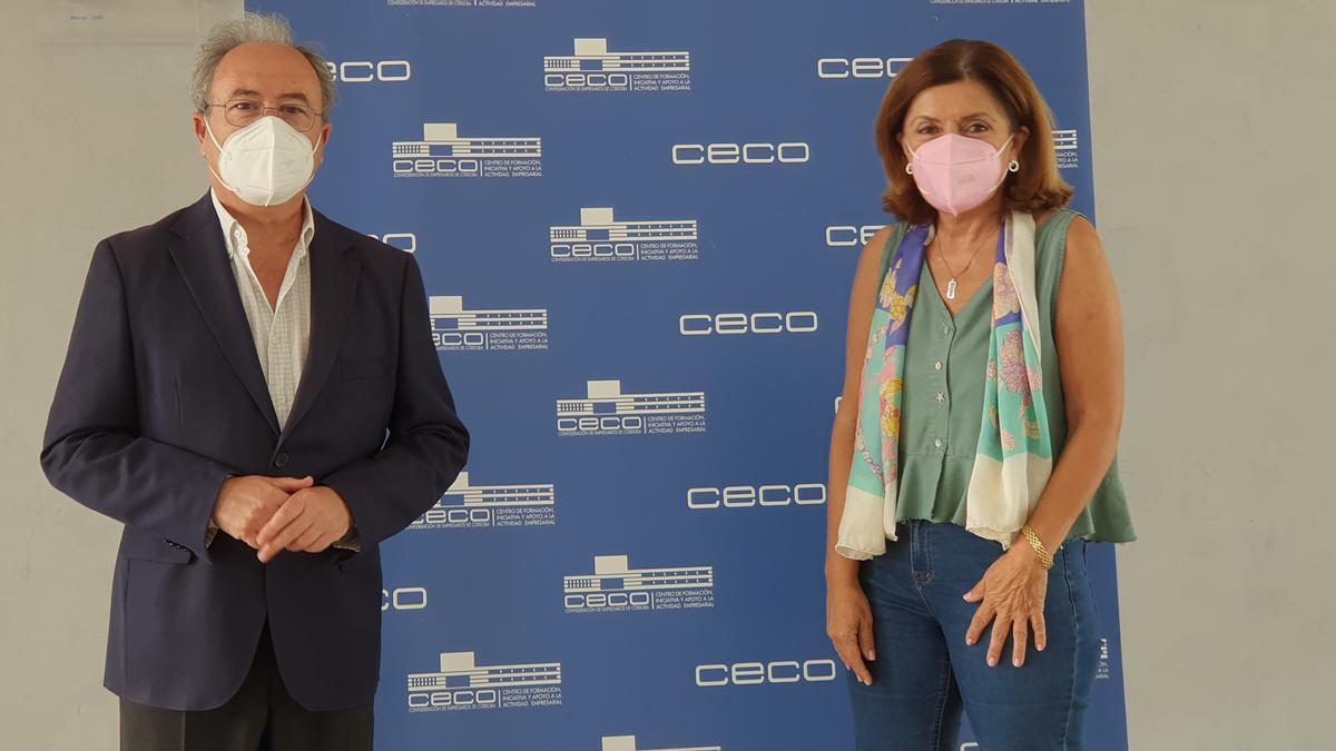 La delegada de Salud y Familias, María Jesús Botella, y el presidente de, Antonio Díaz.