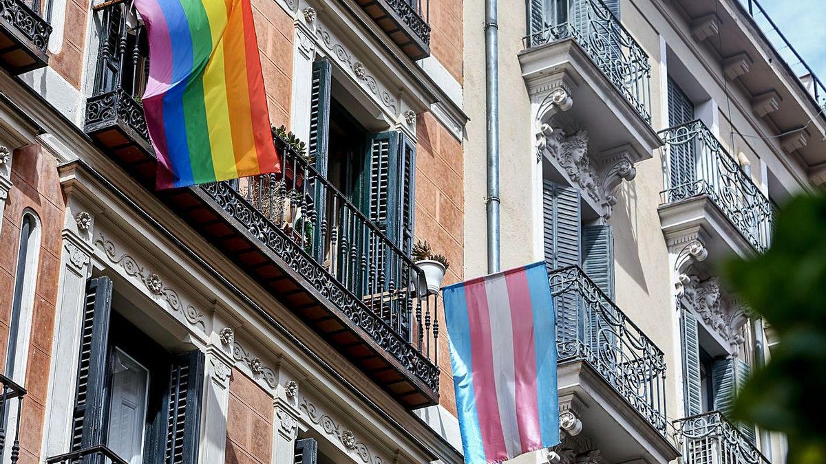 Una bandera Lgtbi en una vivienda del barrio de Malasaña de Madrid. |   // EUROPA PRESS