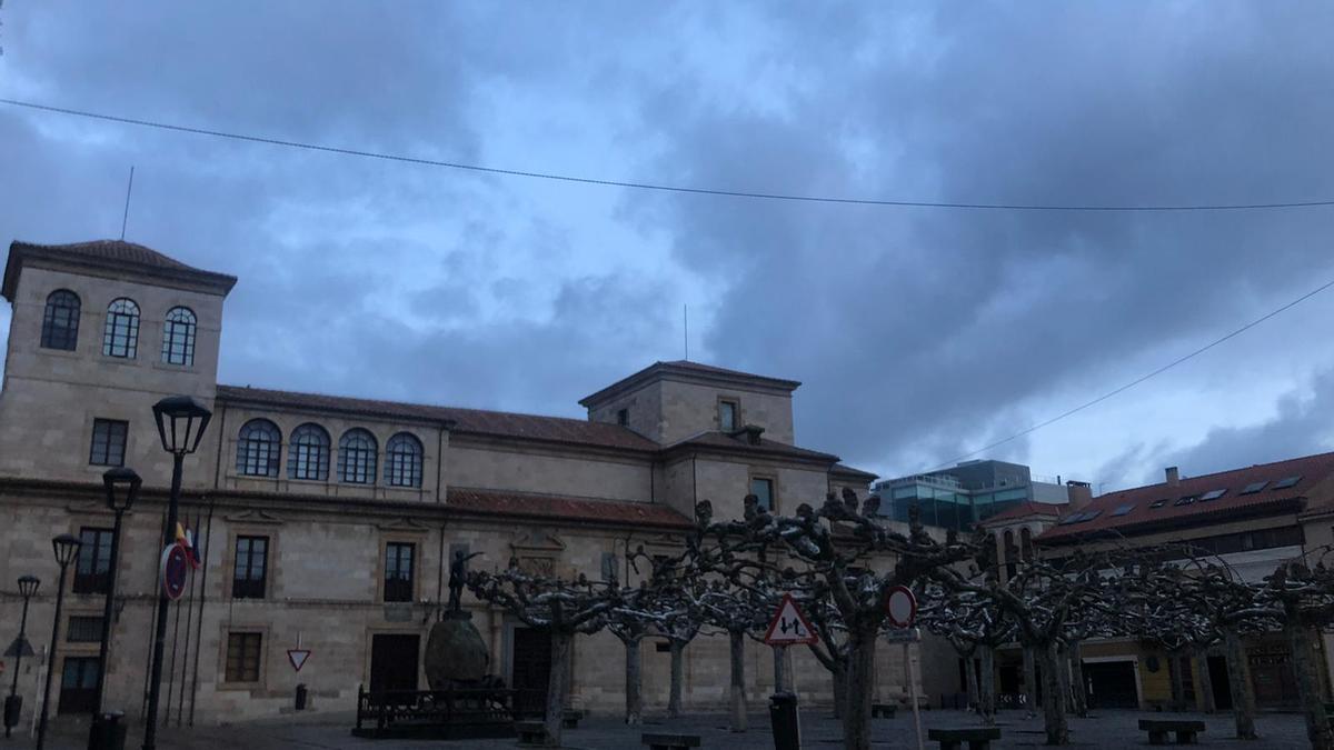 Nubes en la plaza Viriato a primera hora de esta mañana.