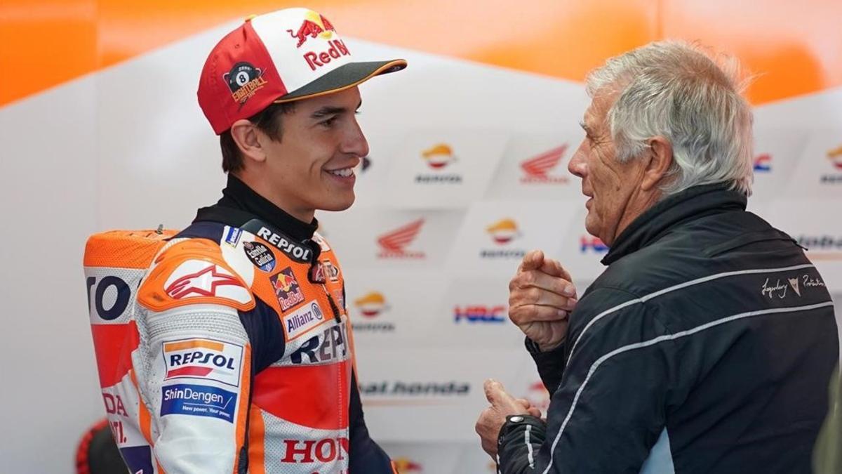 El italiano Giacomo Agostini, récord de títulos (15), ha visitado hoy, en Phillip Island, al octocampeón Marc Márquez.