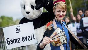 Activistas de WWF disfrazados protestan ante el Panel Intergubernamental de Expertos sobre Cambio Climático de las Naciones Unidas (IPCC), en Berlín, el viernes.