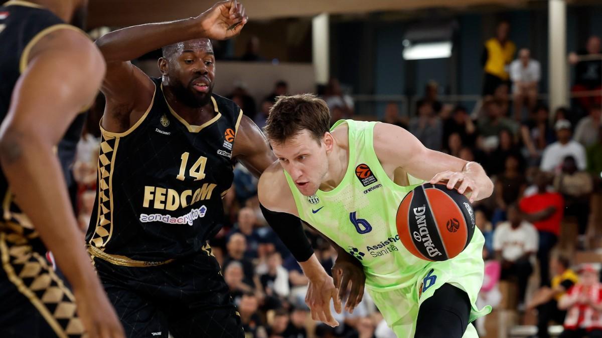 Mam Jaiteh, junto a Jan Vesely en los playoffs de Euroliga
