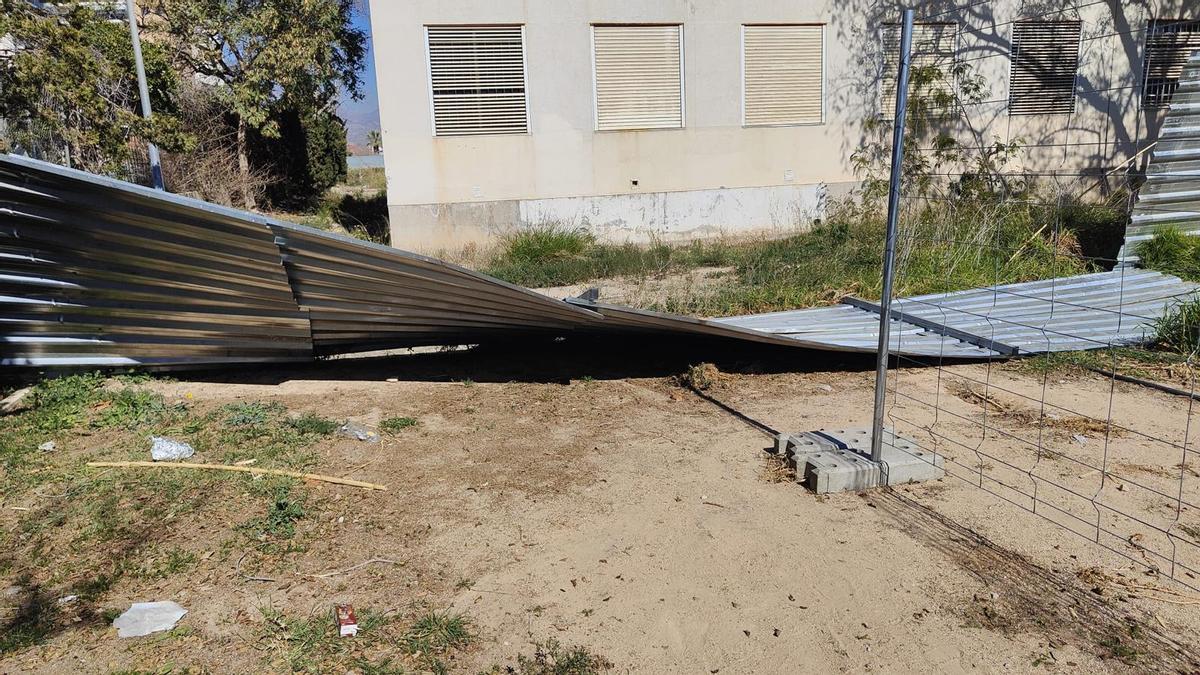 Valla por los suelos en el instituto