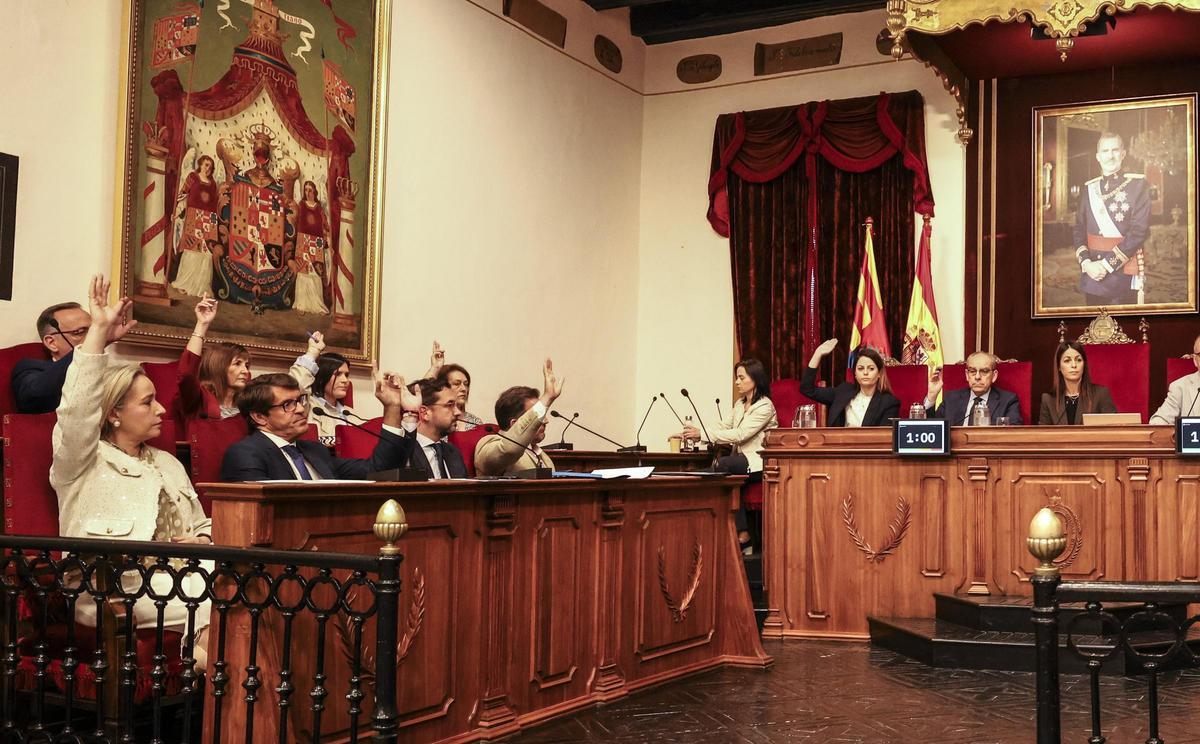 Pleno de renuncia del concejal José Navarro, en Elche, votando la urgencia del mismo