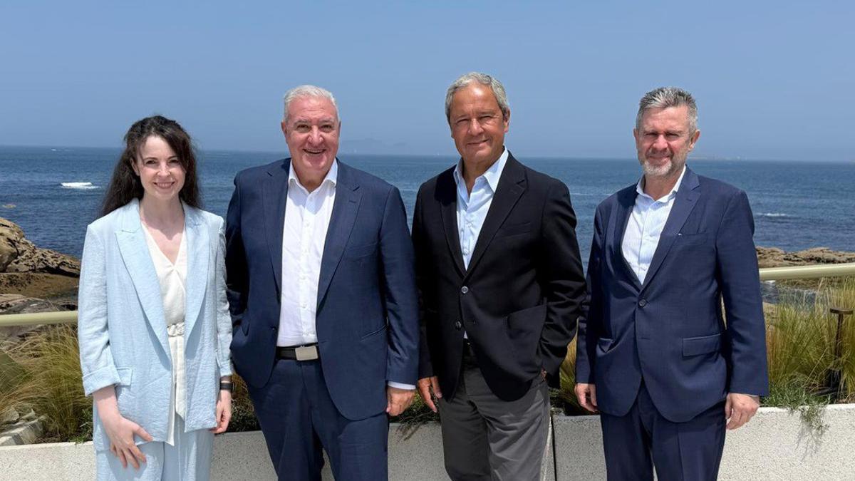 De izquierda a derecha: Dolores Suárez (directora de M&amp;A y participadas de Altia); Francisco Bao (socio de Ednon); Constantino Fernández (presidente de Altia), y Manuel Gómez-Reino (secretario del consejo de administración de Altia).