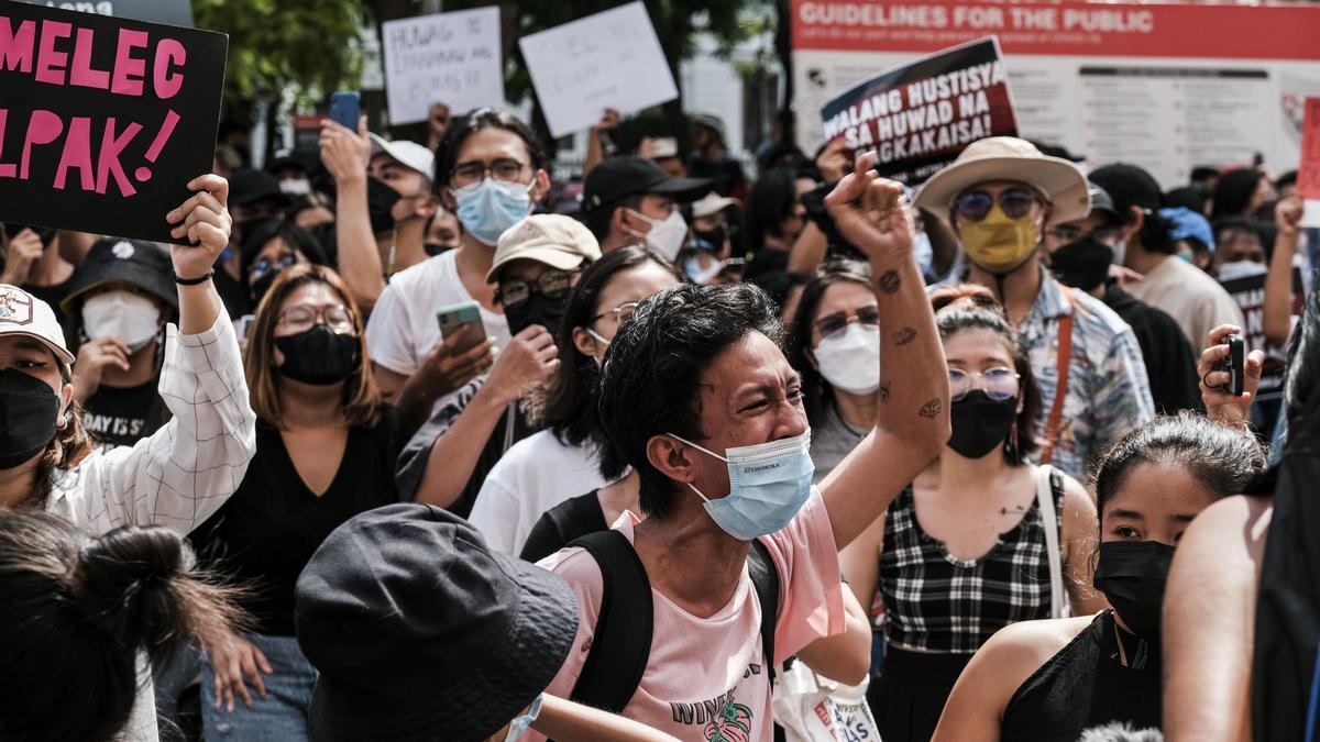 Filipinos protestan en Manila por la vuelta de los Marcos al poder