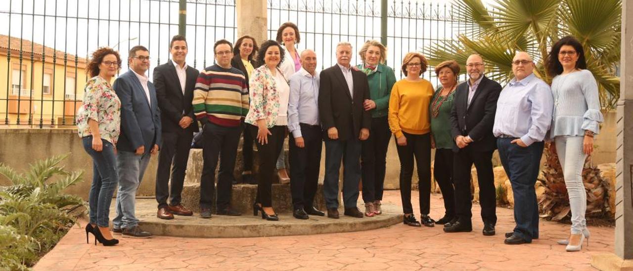 La candidatura del Partido Popular de Sax con la alcaldable Laura Estevan en el centro.