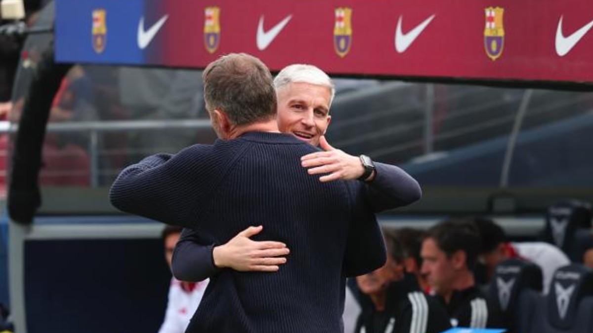 Flick se abrazó al segundo entrenador del Sevilla